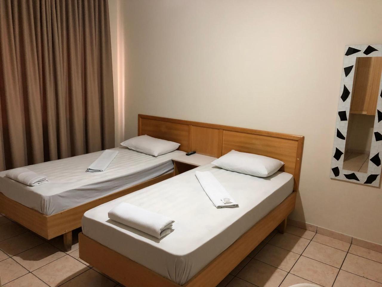 Quarto Pequeno com 2 Camas de Solteiro