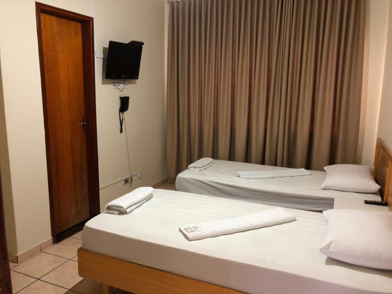 Quarto Econômico com 2 Camas de Solteiro