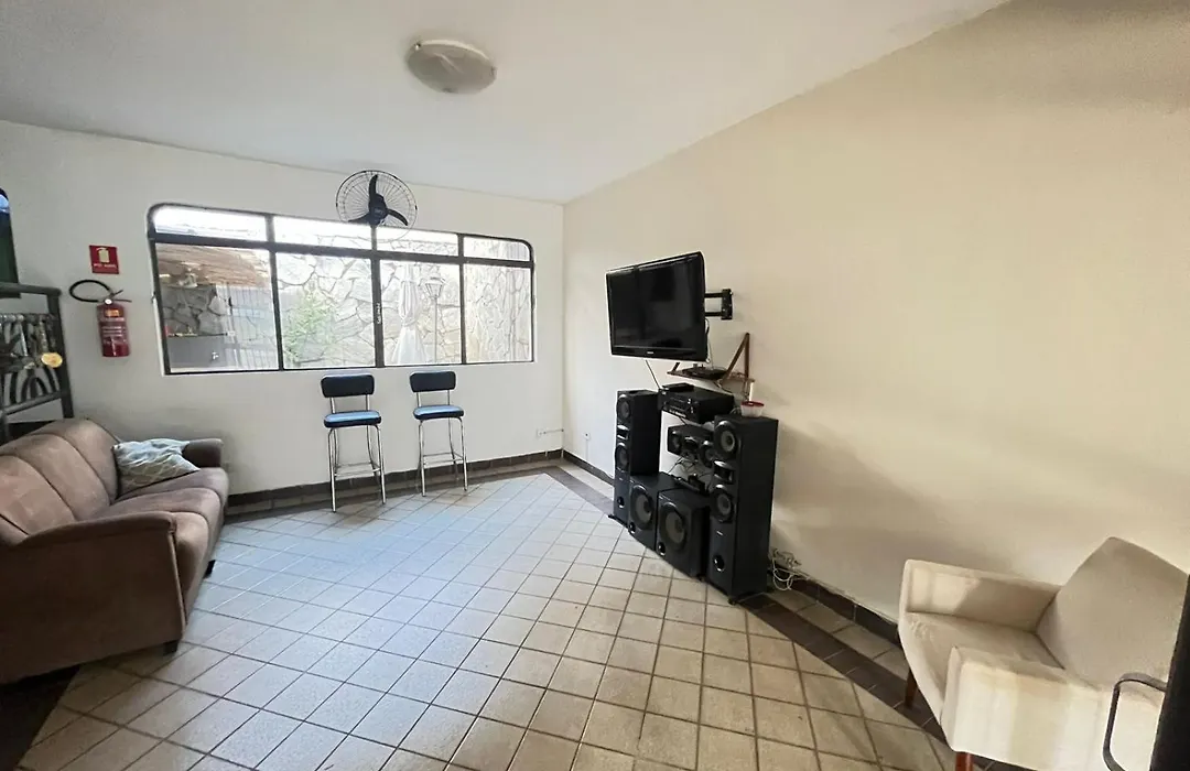 Casa Quintal Setor Bueno! 5 quartos com ar split e internet ultra! 4 vagas de garagem! Bem localizado! Marista Parques Areião e Vaca Brava Hospital Premium Mater Dei Smart e Blue Fit Perdomo Goiânia Shopping!-1