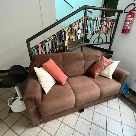 Casa Quintal Setor Bueno! 5 quartos com ar split e internet ultra! 4 vagas de garagem! Bem localizado! Marista Parques Areião e Vaca Brava Hospital Premium Mater Dei Smart e Blue Fit Perdomo Goiânia Shopping!-2